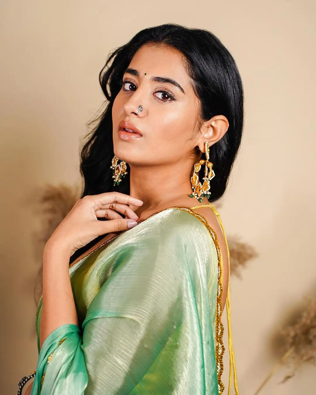 Rashi Singh in Green Saree Yellow Sleeveless Blouse